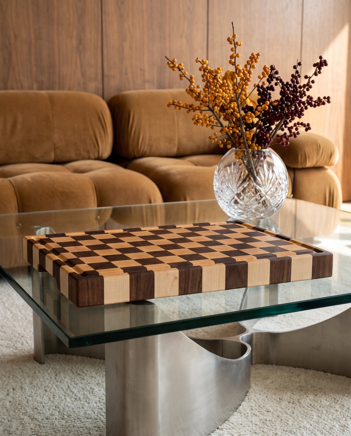 Tagliere end-grain in noce e acero su tavolino in vetro e acciaio in un soggiorno dal design anni Settanta