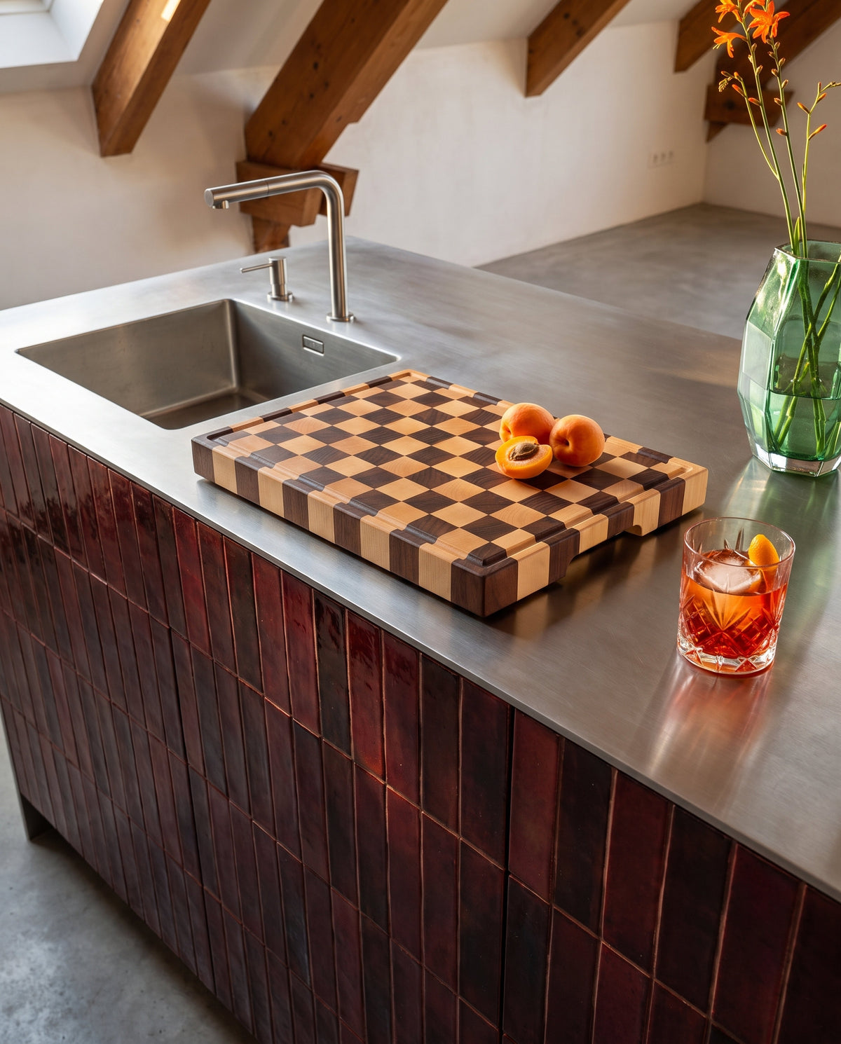 Tagliere end-grain in noce e acero, idea regalo di lusso, con albicocche e cocktail su piano in acciaio
