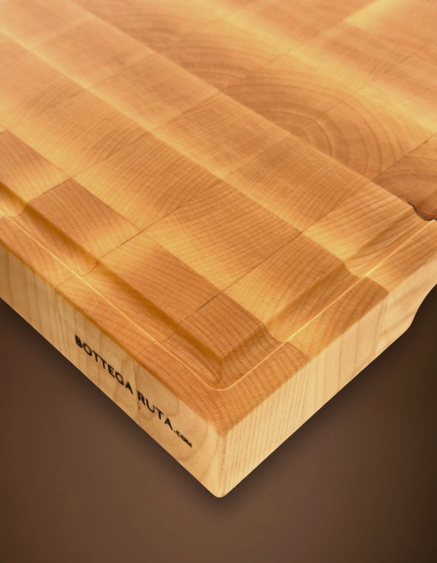 tagliere da cucina professionale in legno di acero con canalina raccogli liquidi e piedi antiscivolo