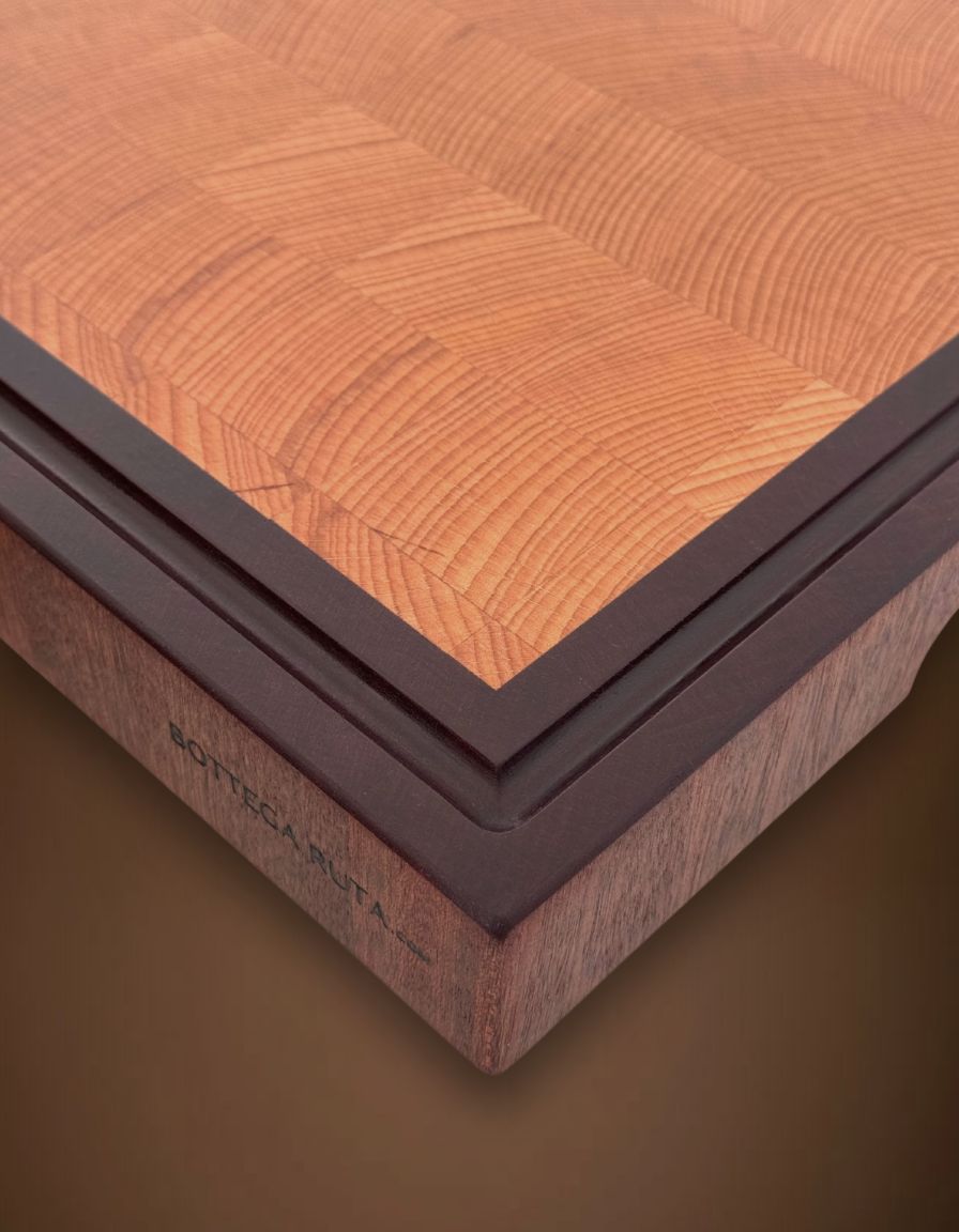 tagliere da cucina professionale in legno di mogano e faggio con canalina raccogli liquidi e piedi antiscivolo