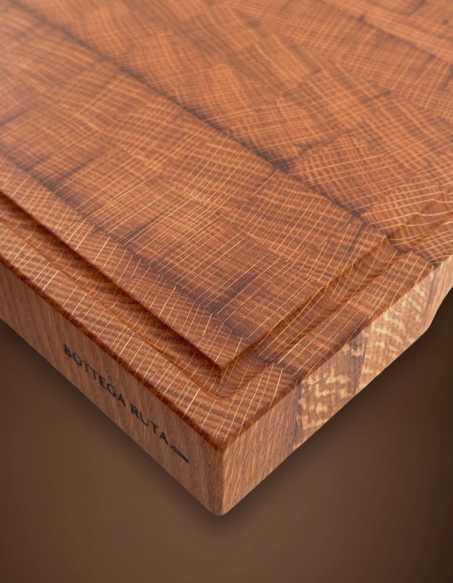 tagliere da cucina professionale in legno di rovere con canalina raccogli liquidi e piedi antiscivolo