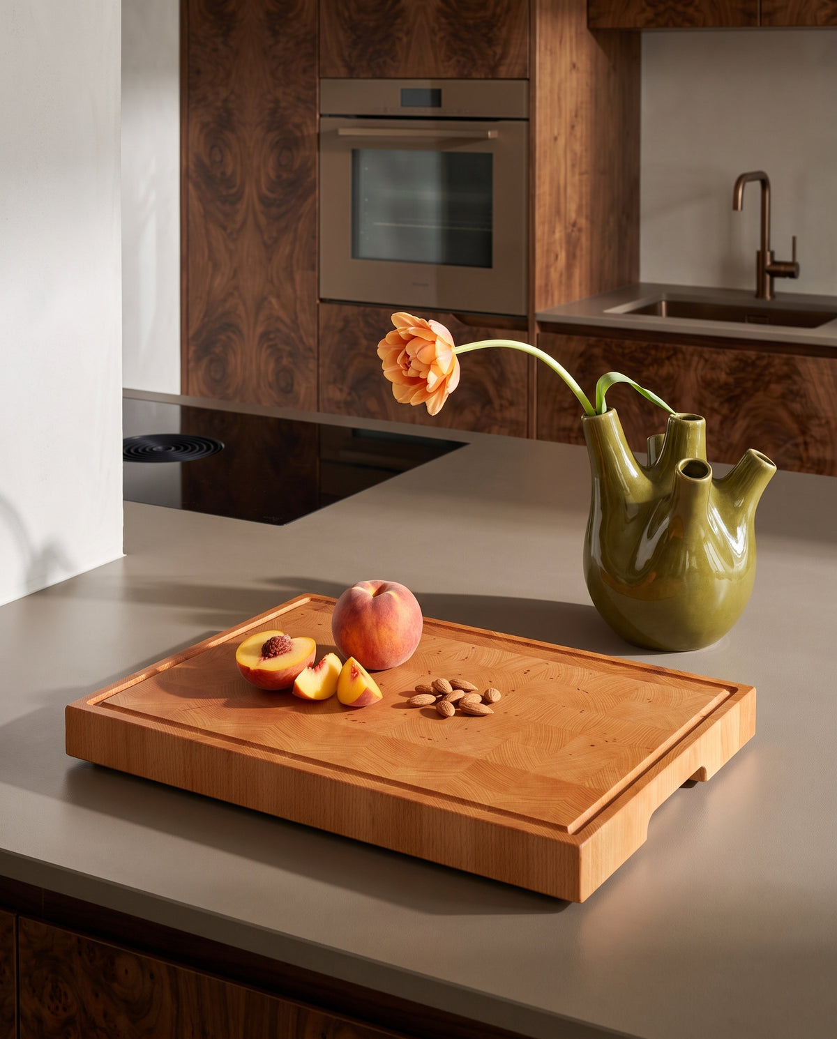 Tagliere end-grain in legno massello con pesca e mandorle in una cucina di design in noce