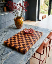 Tagliere end-grain grande in mogano e faggio con melagrana su isola da cucina in marmo