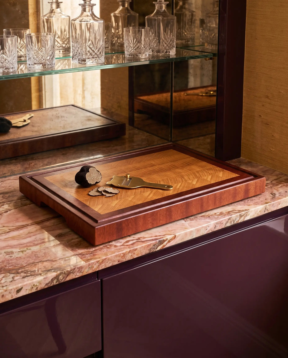 Tagliere end-grain in mogano e rovere con tartufo nero e affettatartufi in ottone, idea regalo di lusso