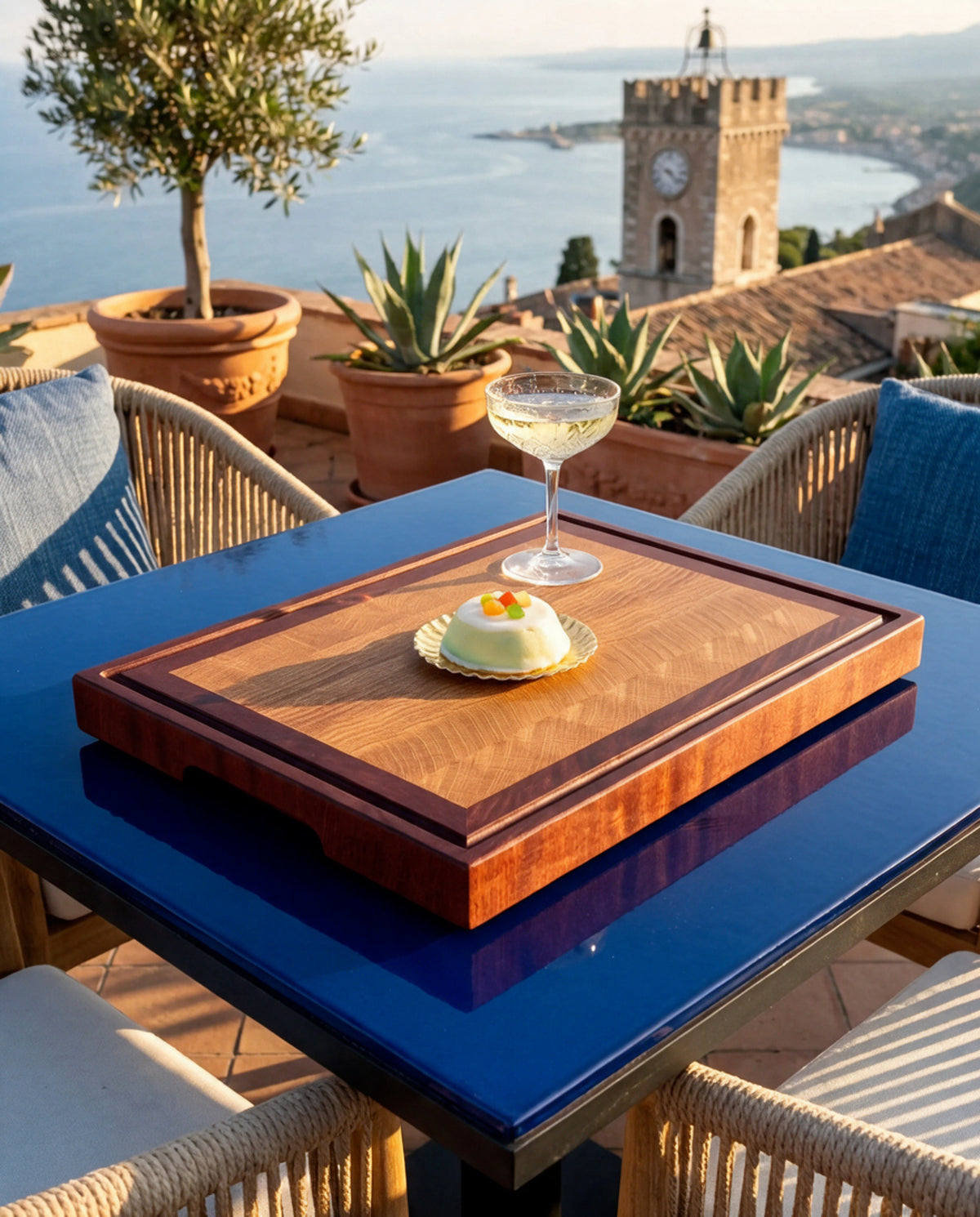 Tagliere in legno massello di mogano e rovere con cassatina siciliana su terrazza con vista mare