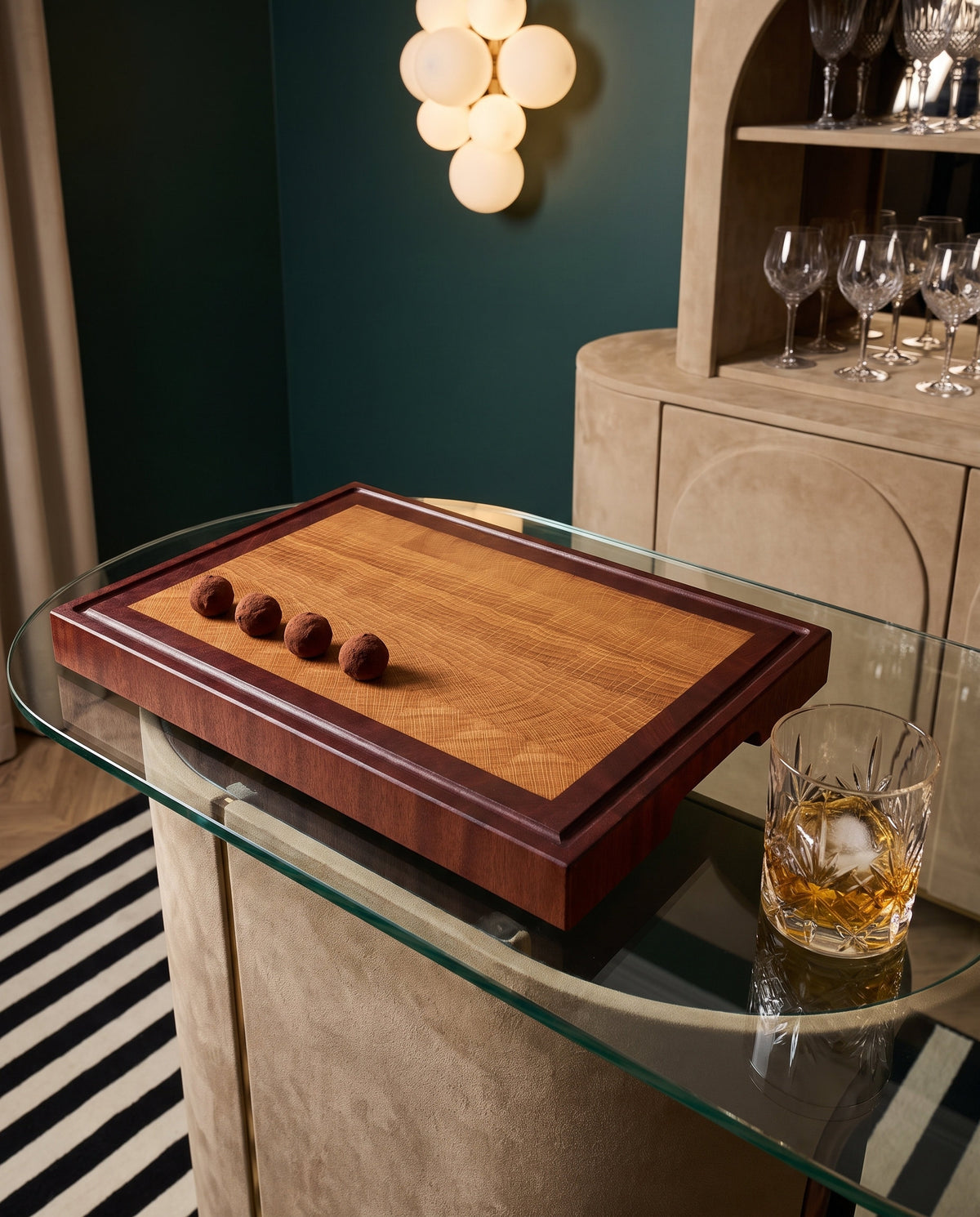 Tagliere in mogano e rovere come vassoio da portata con tartufi al cioccolato e whisky su mobile bar