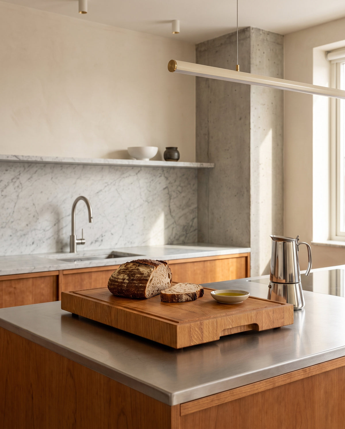 Tagliere in rovere massello con pane a lievitazione naturale e olio d'oliva su isola in acciaio