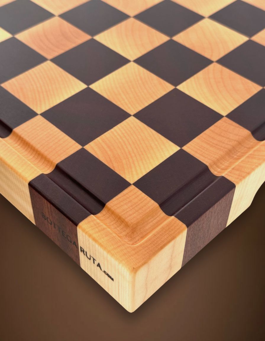 tagliere da cucina a scacchi professionale in legno di mogano e acero con canalina raccogli liquidi e piedi antiscivolo