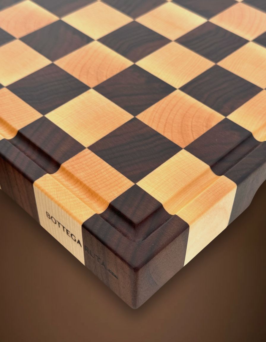 tagliere da cucina a scacchi professionale in legno di noce e acero con canalina raccogli liquidi e piedi antiscivolo